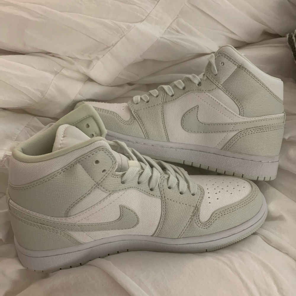 Jordan 1 Mid Spruce Aura Mid